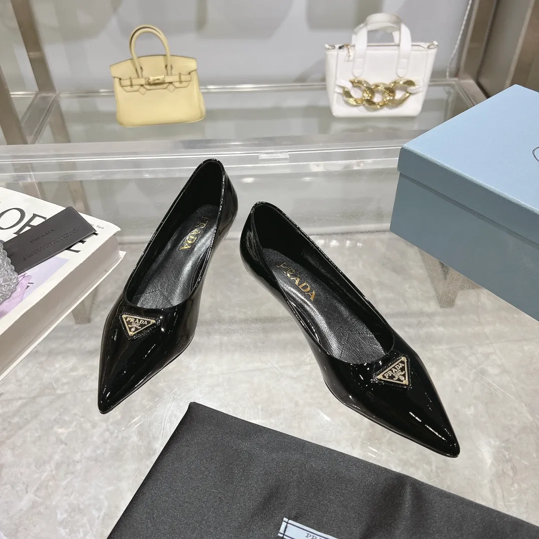 👟👟Ex-factory price 560👟👟 PRADA 2024𝐬𝐬Prada spring and summer new products, coming with strength! ❣️Fashionable and versatile nice item, original shoes developed from Italian counters and reproduced 1:1 according to the original taste. This year’s theme is not to be defined, embodying texture through simplicity and conciseness💛Top-grade patent leather with original 3D printing, the triangle logo is consistent with the original version, the goatskin lining is breathable and comfortable, and the genuine leather outsole. ⚛Size: 35-40 (41 customized) ⚛Original packaging accessories. ⚛Triangle deduction